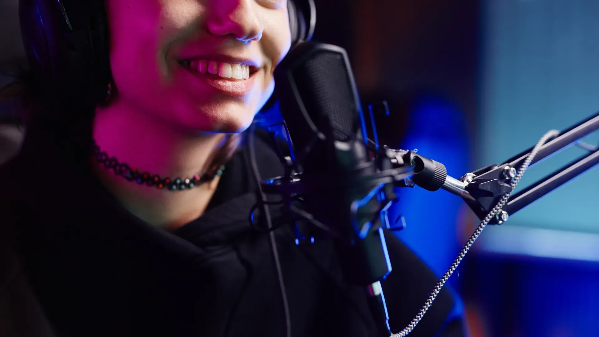 Difference Between Voice Over and Dubbing: A Guide